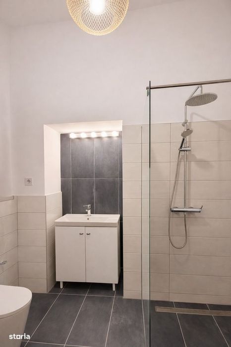 De vânzare apartament 3 camere, renovat, zonă semicentrală