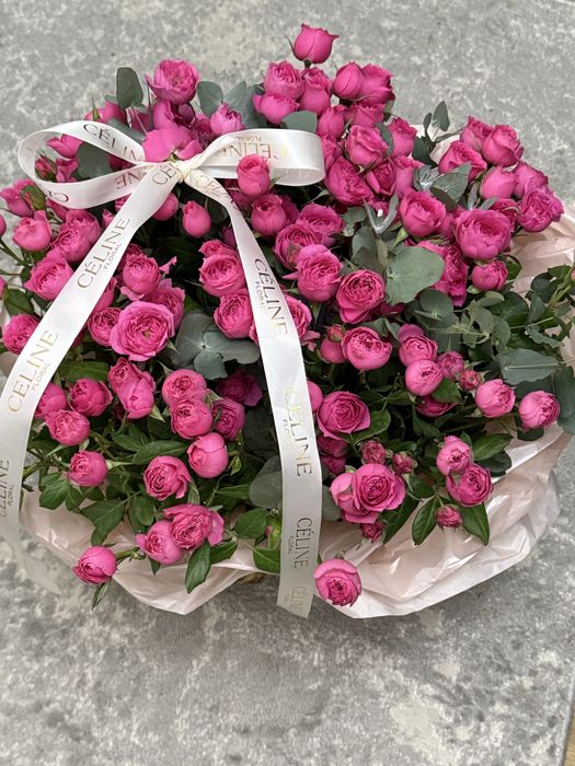 Кустовые розы в корзине