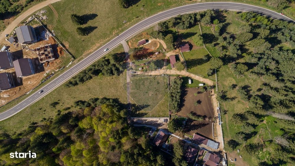 Poiana Brașov | teren cu panoramă largă către munți