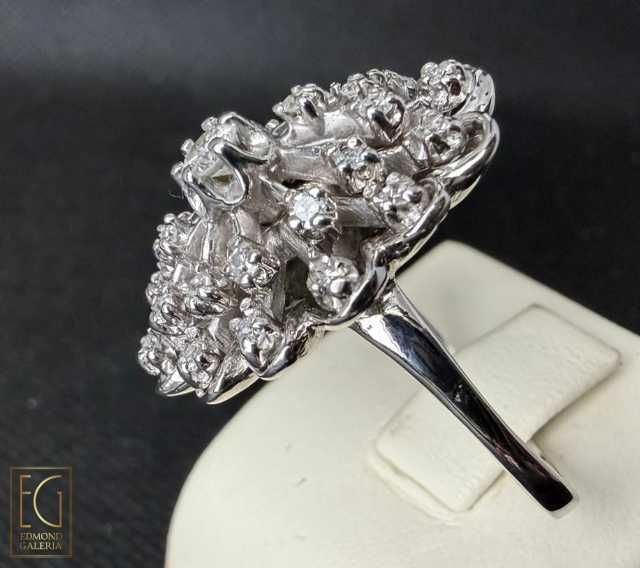 Inel din aur alb, decorat cu diamante