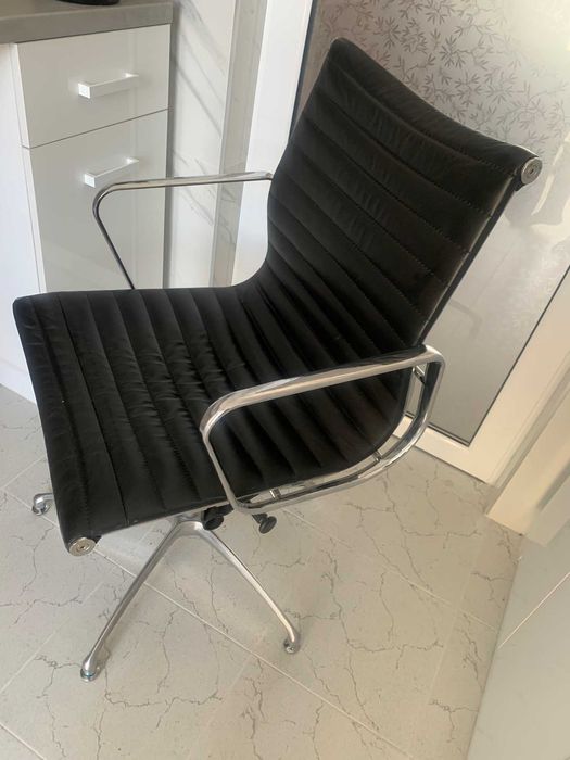 Продавам елегантен работен стол за бюро