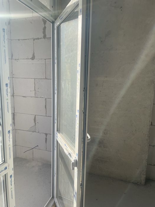 Балконная дверь с рамой