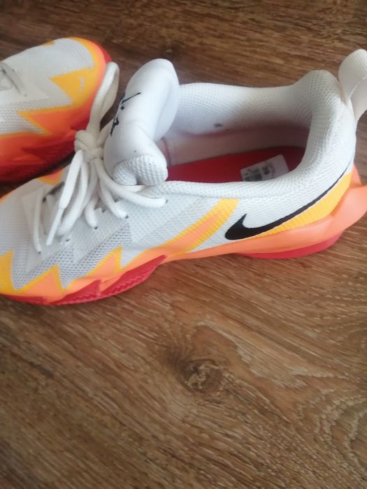 Vând adidași Nike aproape noi