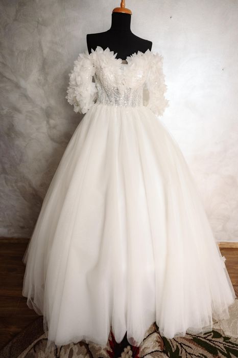 Rochie de mireasa și costum