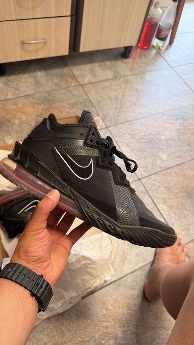Adidasi lebron purtati foarte putin marimea 45.