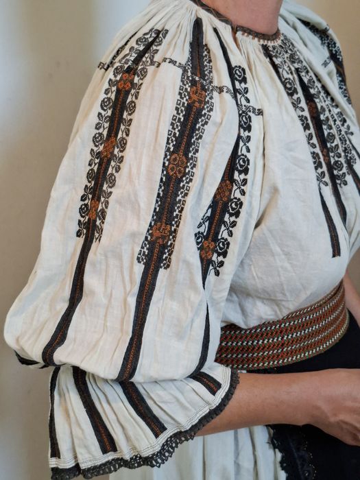 Vind costum popular