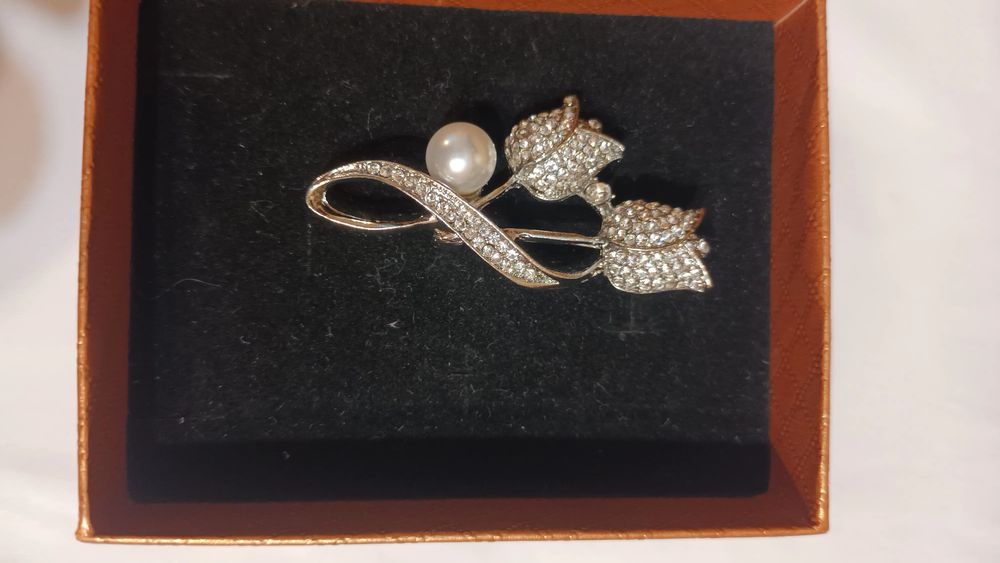 Красиви брошки за всеки тип дреха