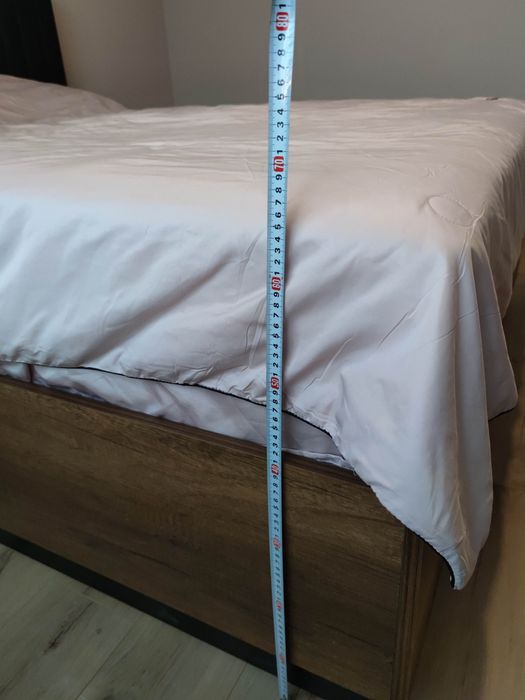 Спалня, скрин и нощни шкафчета.