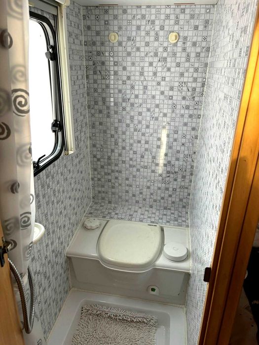 Rulotă Sprite Cirrus, an 2001, ideală pentru camping off-grid.