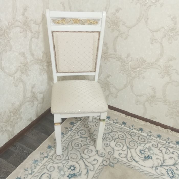 Срочно Я продаю стулья версачи.