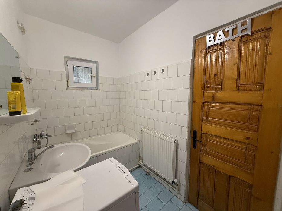 Apartament cu trei camere de vanzare cu loc de parcare