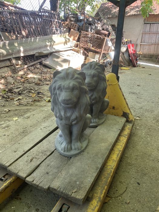 Лъв от бетон сив-цветен