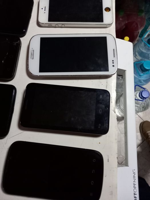 Vând 17 telefoane de Piese, Sony, iPhone, Samsung, Motorola, LG