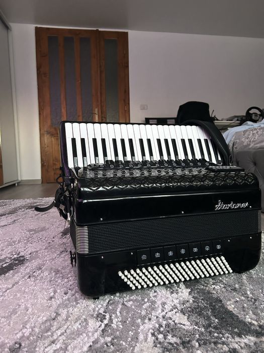 Vand startone piano de 120 de basi cu midi impecabil