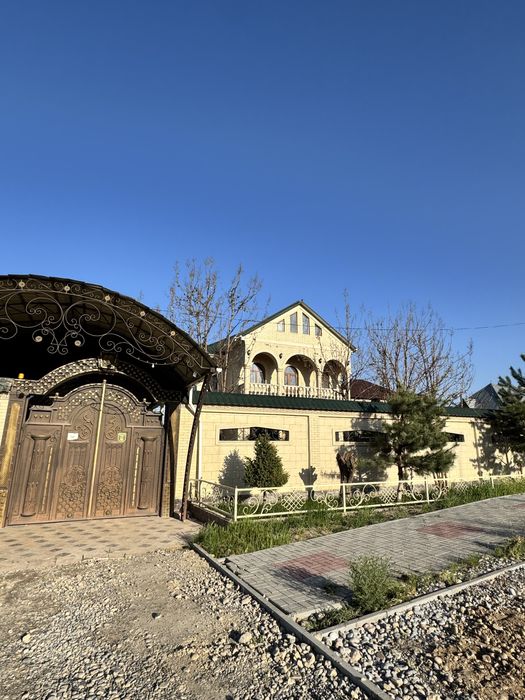 Двухэтажный дом с навесом