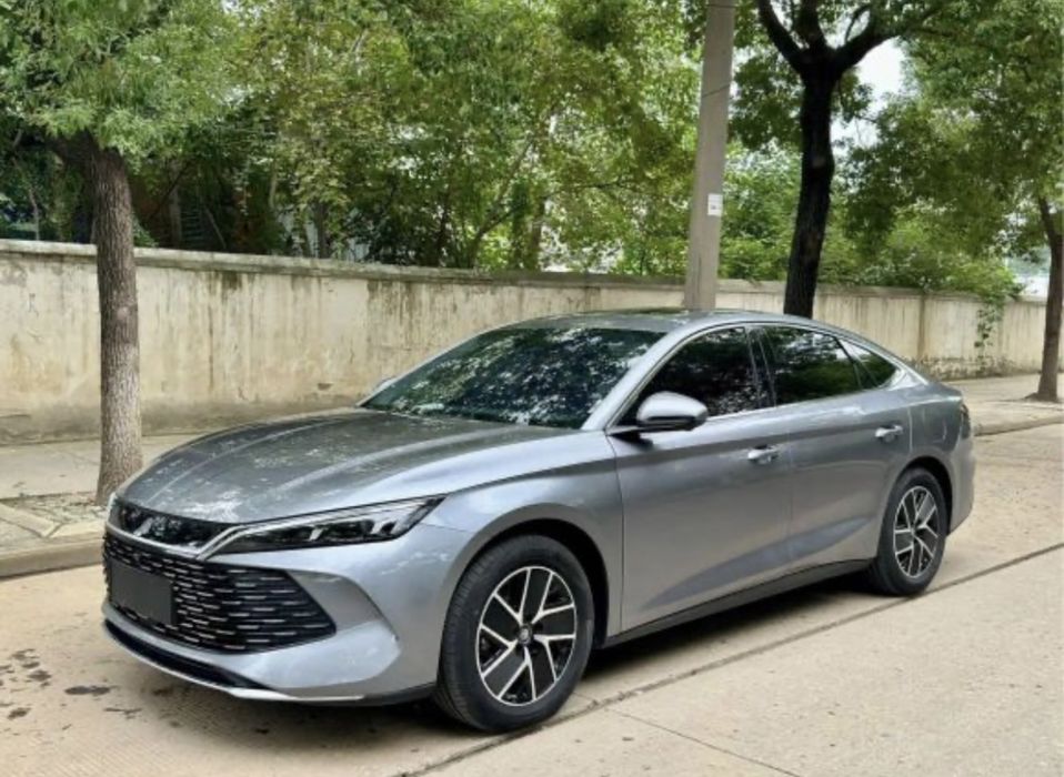 BYD Qin-L DM-i, один из лучших вариантов)