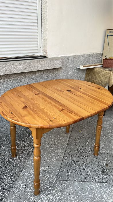 Трапезна маса от масив