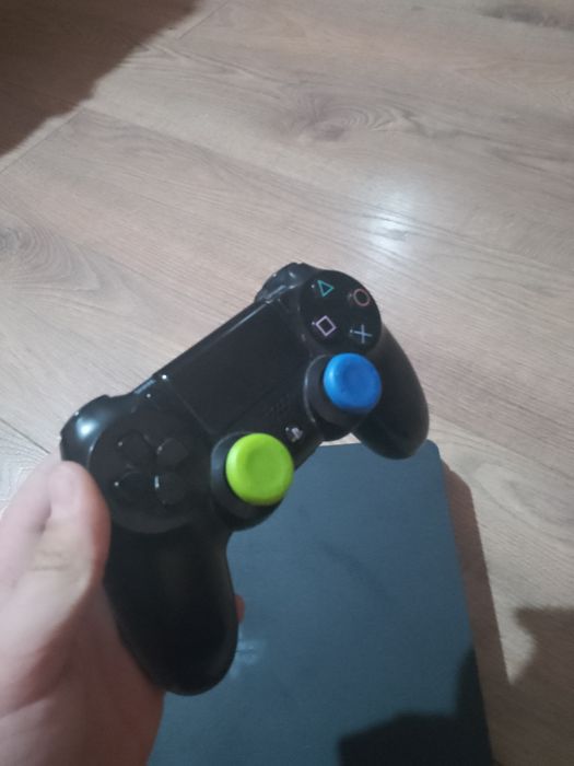 Продавам плейстейшън 4 слим с джойстик и подарък геймърски слушалки пр