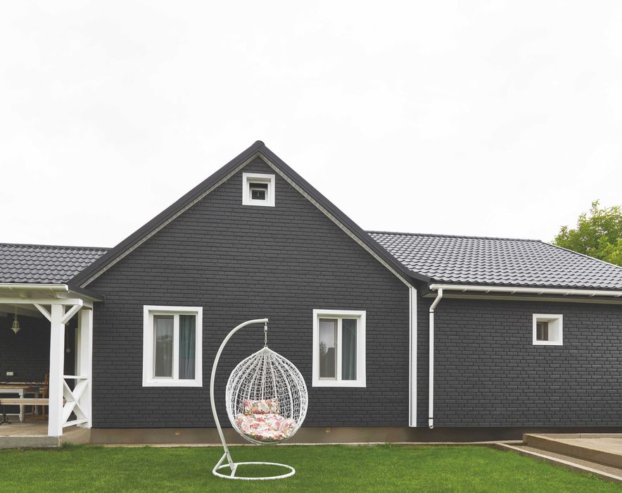 Облицовка дома под Кирпич. Водосток, софиты, гибкая черепица.