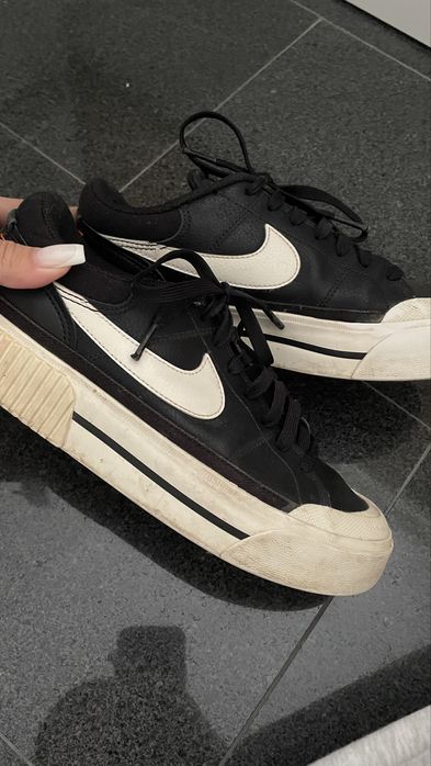 Черни маратонки Nike.