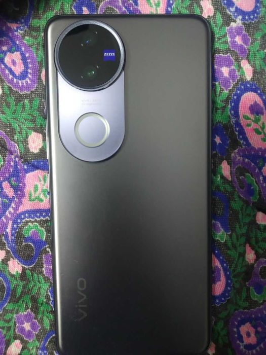 Vivo v50.   256 talik