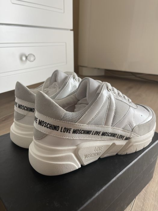Сникърси Love Moschino