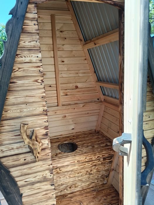 Туалет деревянный садовый