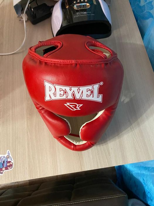 Шлем и боксёрские перчатки