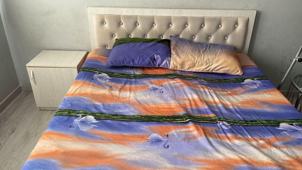 диван и крават и тумбочка