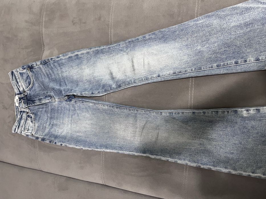 Женская одежда (джинсы)