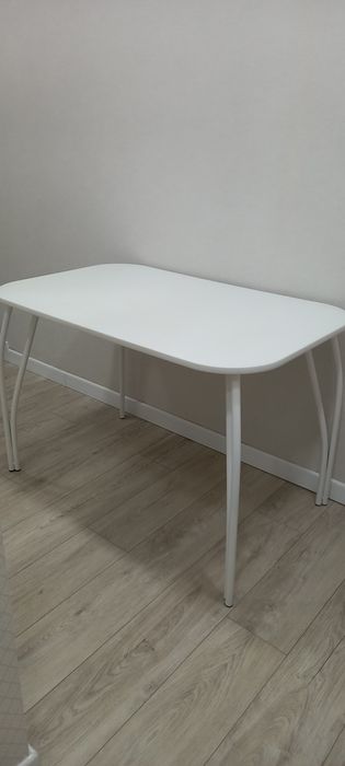 Продам белый стол.