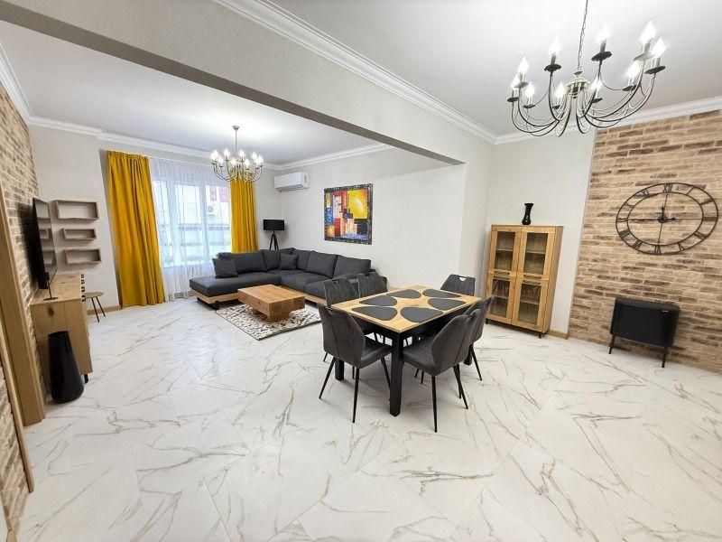 Дава се под наем Тристаен апартамент в София, Център - 120 кв.м за 1993.59 € - Снимка #1