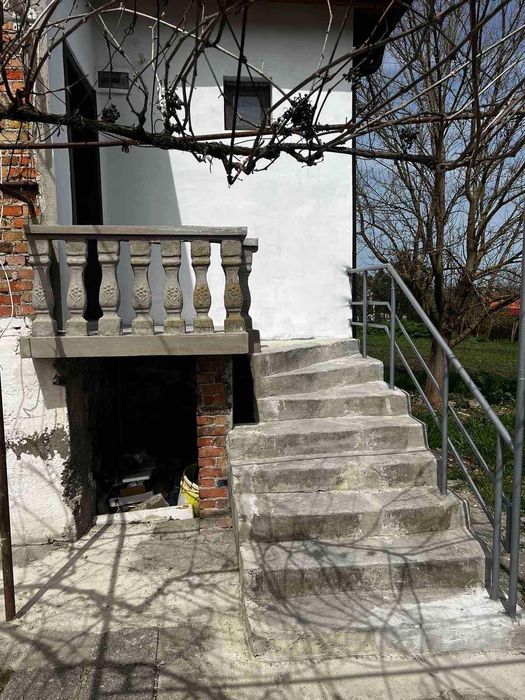 Двуетажна къща с двор в с.Ливада, до Бургас