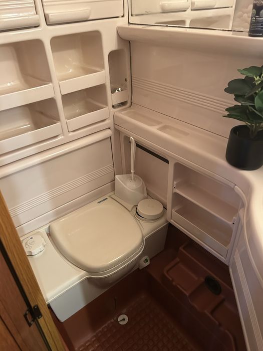 Продавам позиционирана каравана на яз. Искър