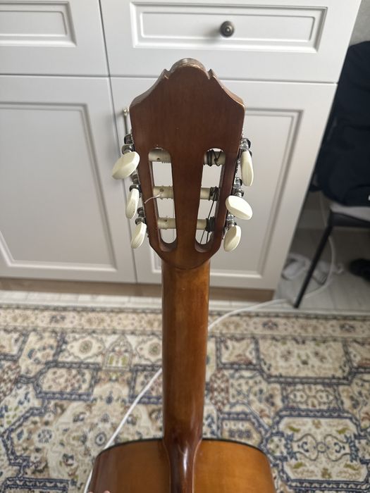 На продаже гитара  Yamaha C - 80
