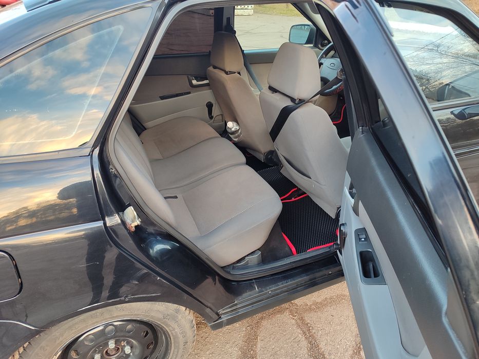 Продам Приора хэтчбек черный (космос 655)