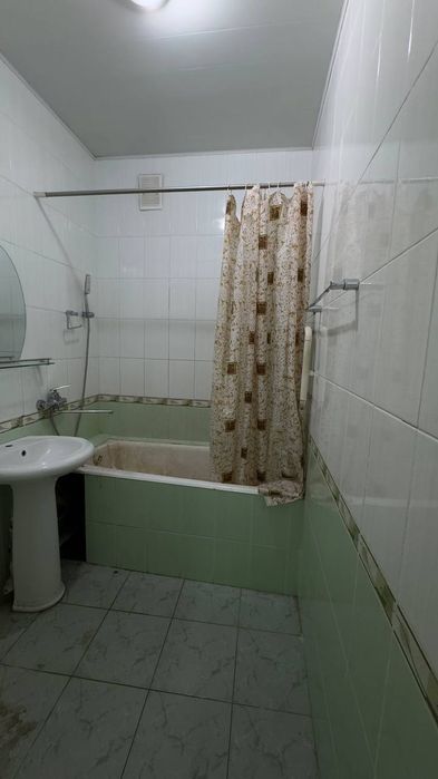 Новза (Хамза) метро Корзикани олдидаги 1-домда 4 хонали квартира сотил