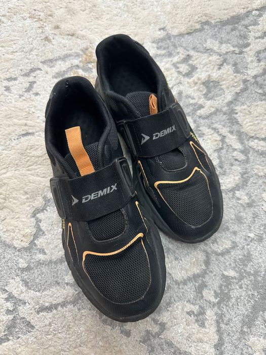 Продам кроссовки и шлепанцы