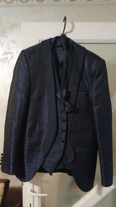 Costum barbat potrivit ca mire sau naș