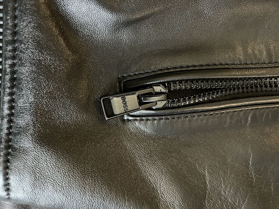 Кожанная куртка от Hugo Boss.