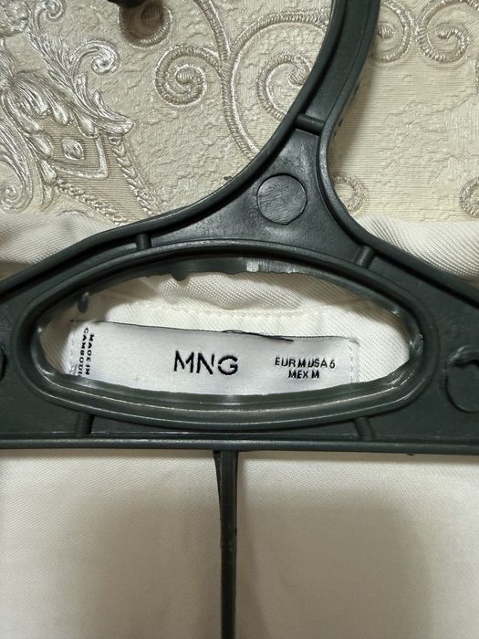 Белое платье от Манго