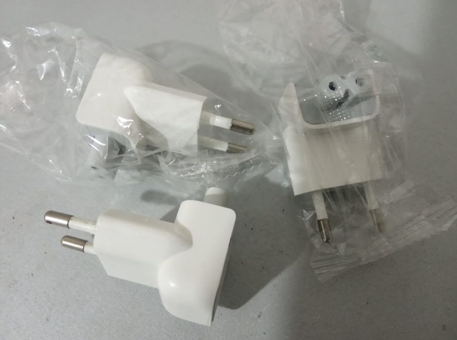 для MACBOOK - зарядка блок питания