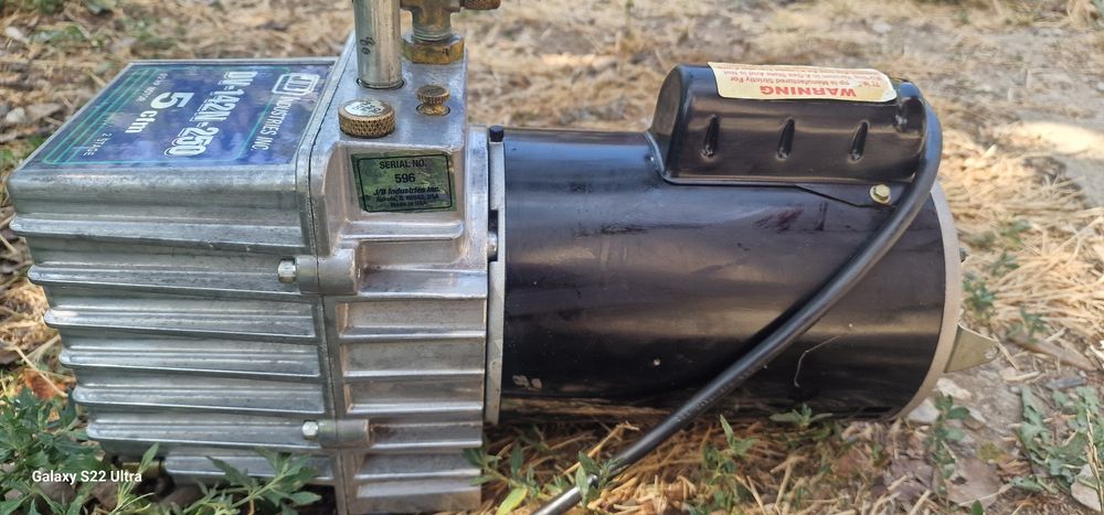 Професионална вакуум помпа за климатици JB Industries DV-142N-250 Platinum 5 CFM (Made in USA)