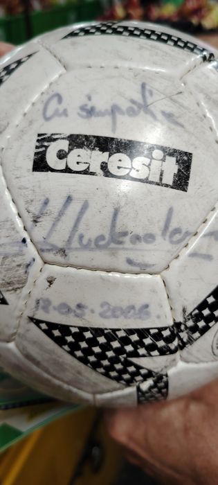 Minge de fotbal semnata de Helmut Duckadam