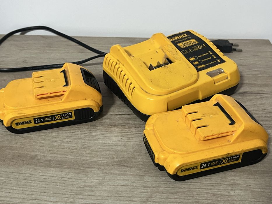 Vand incarcator si 2 baterii dewalt 24v