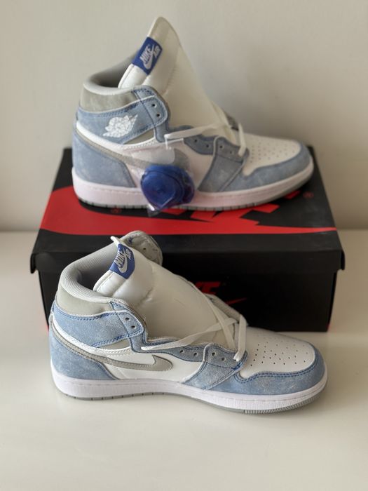 Air Jordan 1 Retro Hyper Royal
