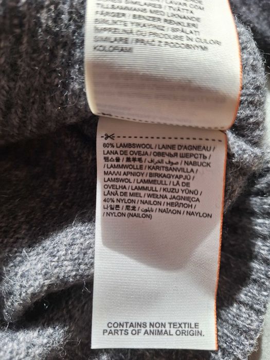 Топъл вълнен пуловер.