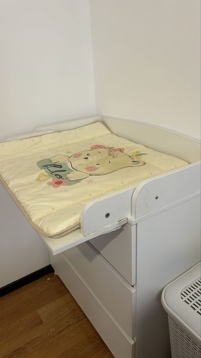 Детская кроватка и комод