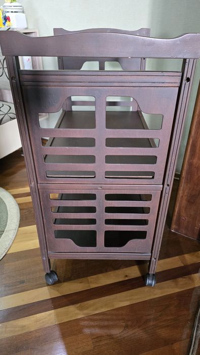 Столик на колесиках