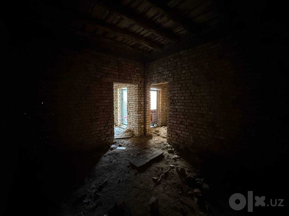 Янги пишган ғиштдан сифатли курилган каробка участка сотилади.
